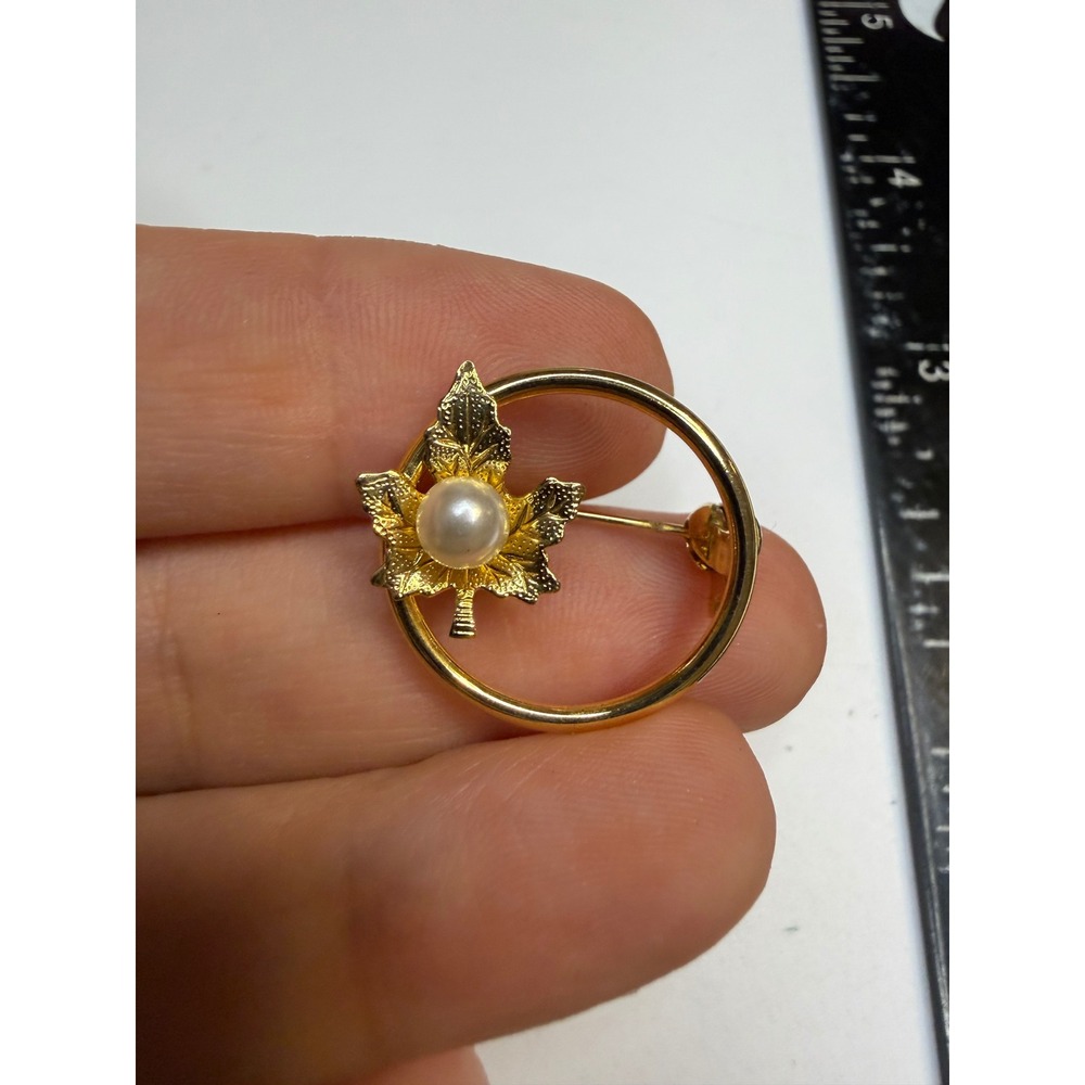 Gold Tone Maple Leaf Faux Pearl Circle Brooch Pin Botanical Jewelry